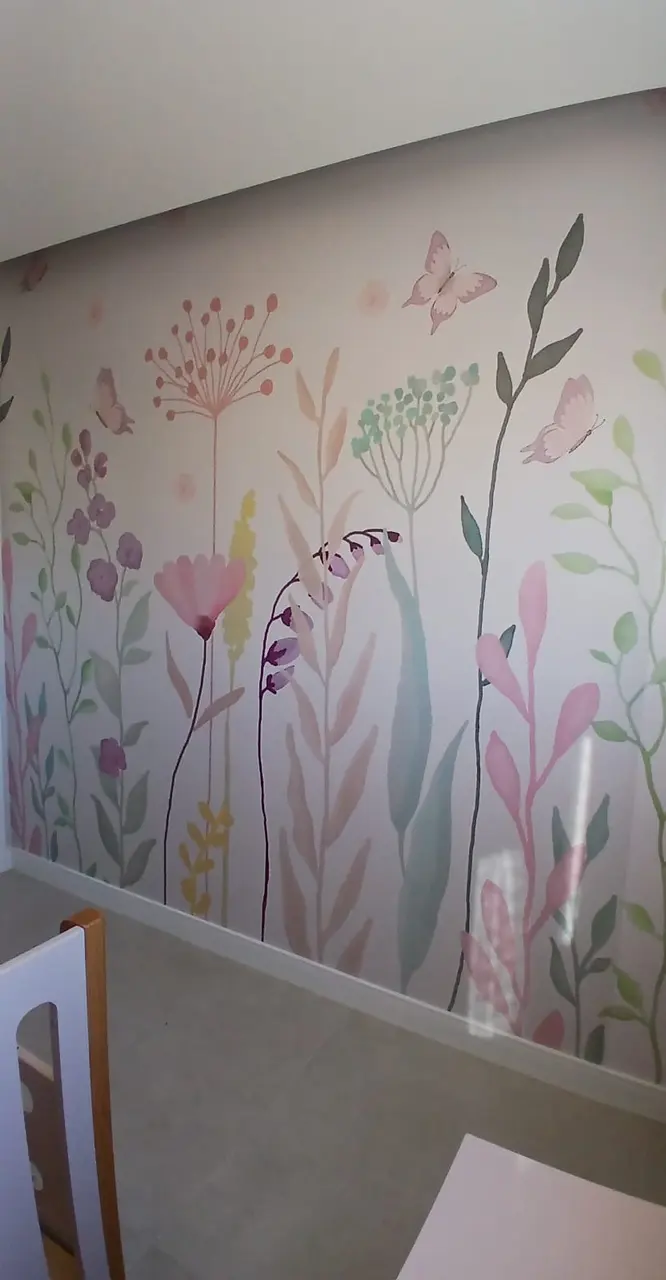 Parede com estampa floral aplicada pela AM Adesivos
