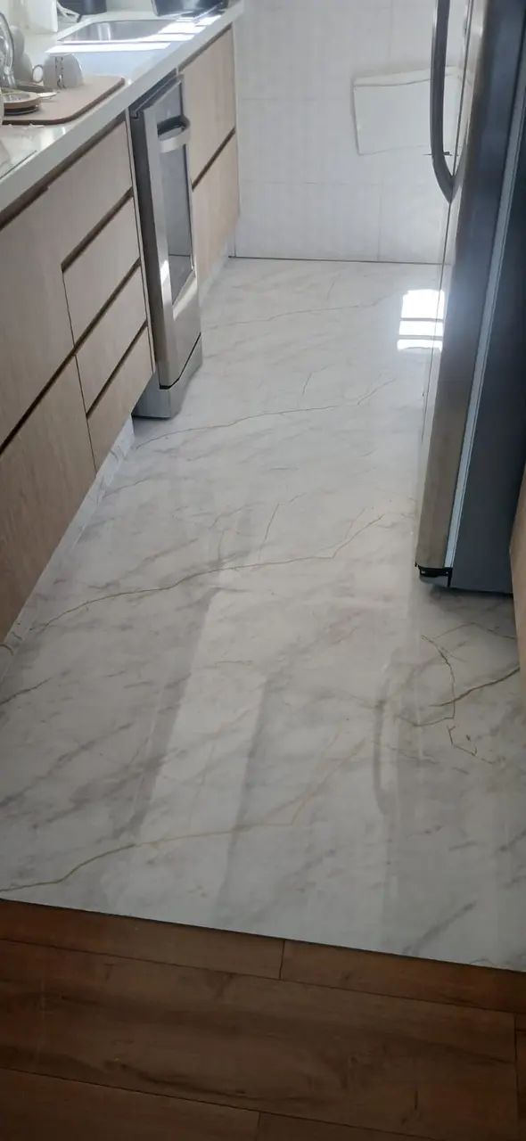 Piso revestido em padrão de mármore pela AM Adesivos