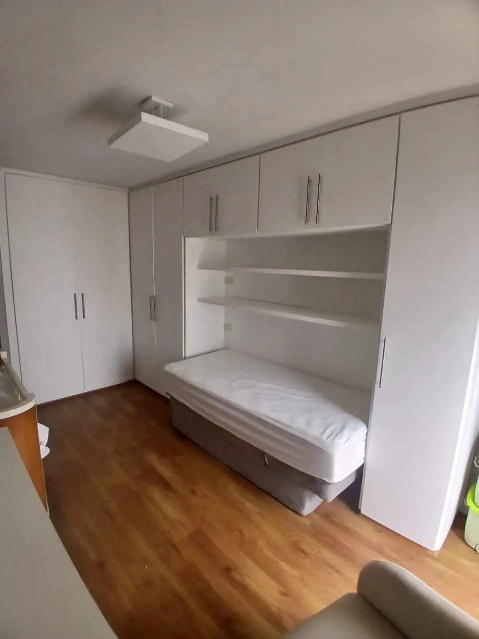Depois: Quarto com armário e cama