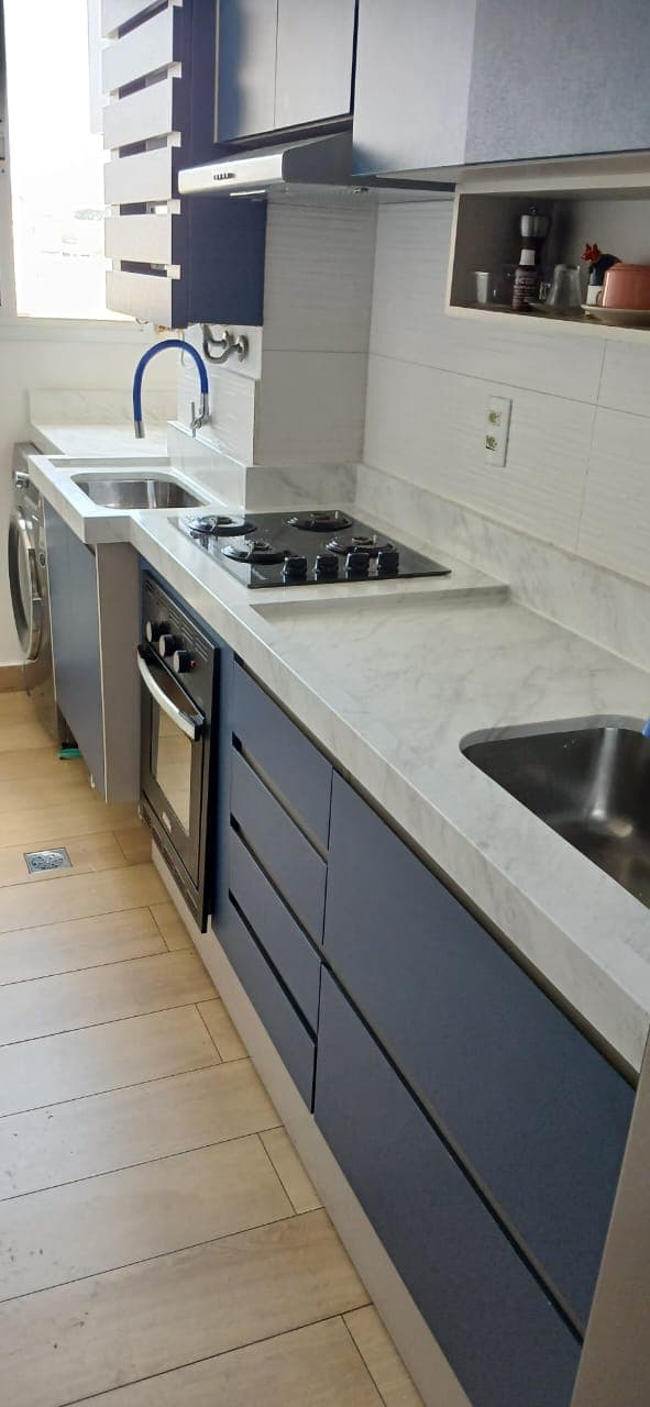 Depois: Cozinha com bancada em mármore
