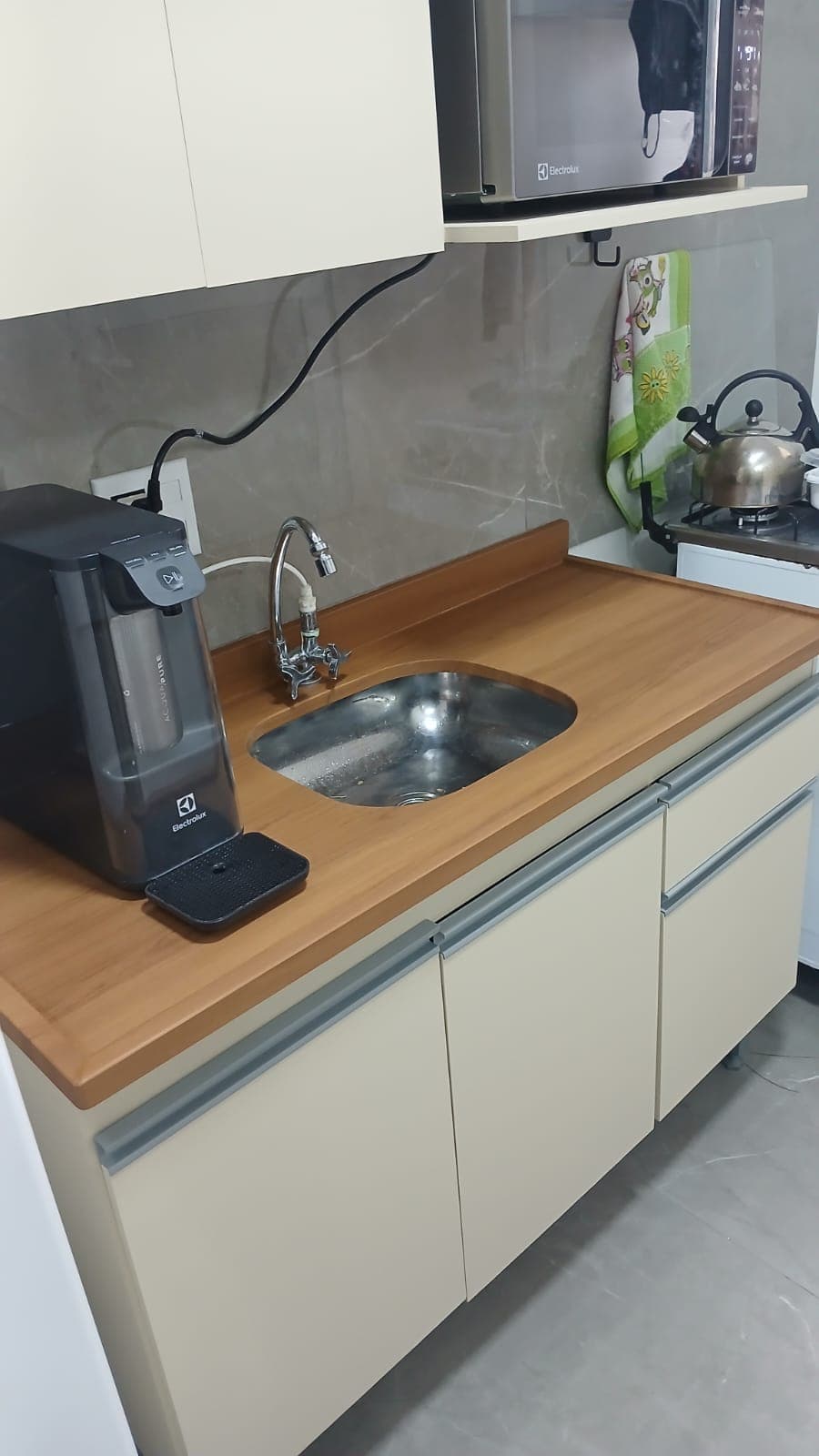 Depois: Bancada de cozinha em padrão amadeirado