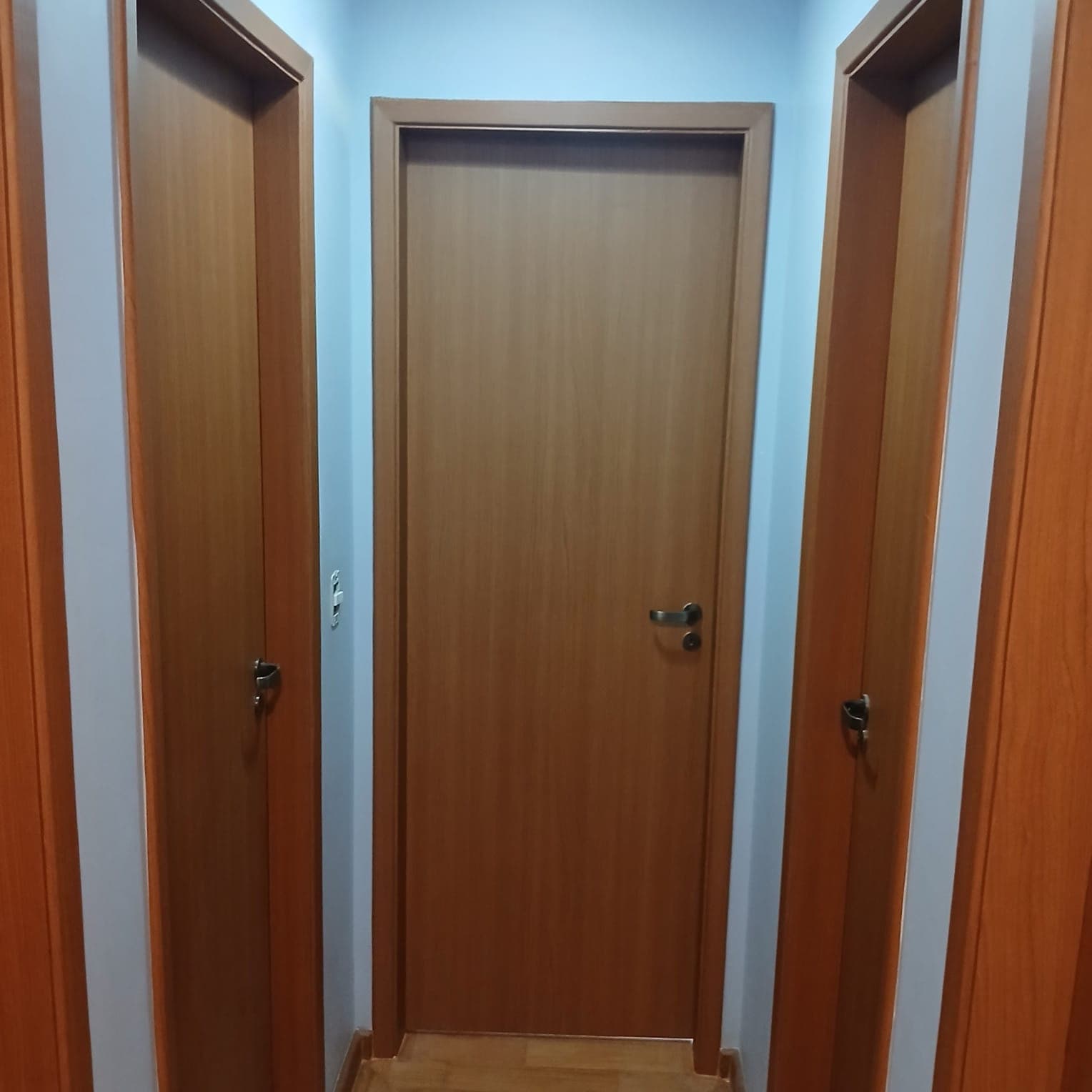 Portas revestidas em padrão amadeirado pela AM Adesivos